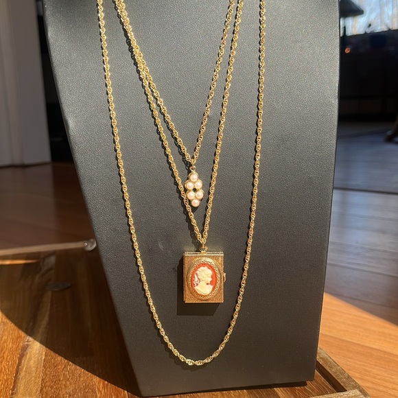 Jewelry - Vintage Goldtone  3 strand Cameo 4 frame locket Necklace, pearl pendant